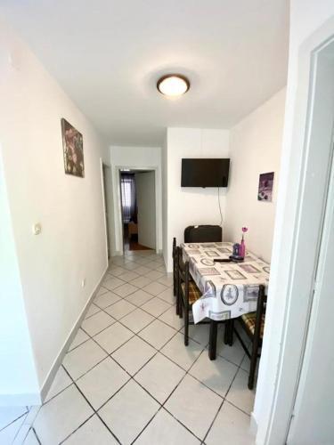 Apartments With A Parking Space Gradac, Makarska - 18315