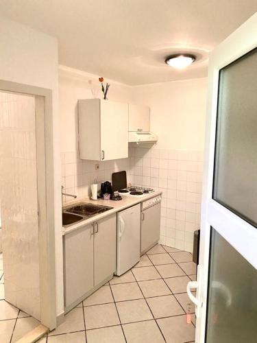 Apartments With A Parking Space Gradac, Makarska - 18315