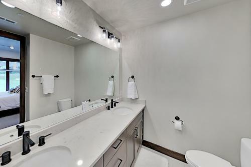 Blackstone Manor 2i