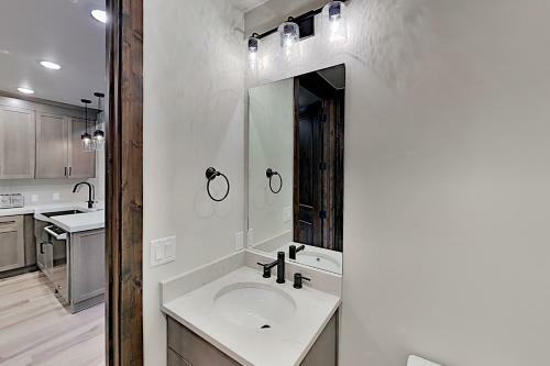Blackstone Manor 2i