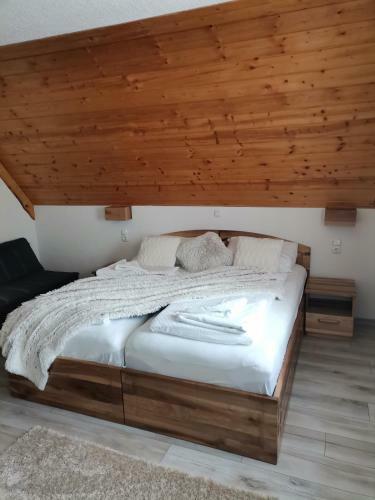 Hostal Rustic Inn River 3
