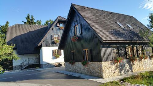 Hostal Rustic Inn River 3