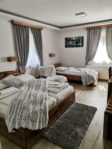 Hostal Rustic Inn River 3