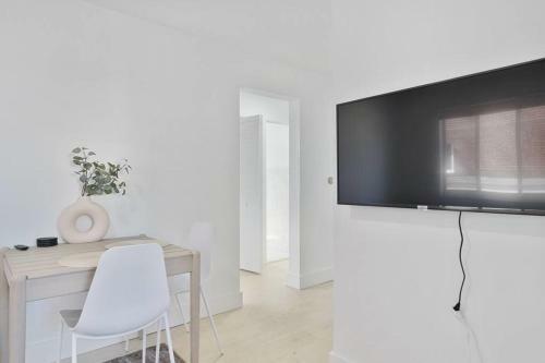 Freshly Renovated, Modern 3-bedroom Apartment