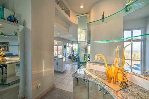 Luxury Bellevue Getaway With Lake And Mtn Views!