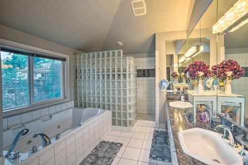 Luxury Bellevue Getaway With Lake And Mtn Views!