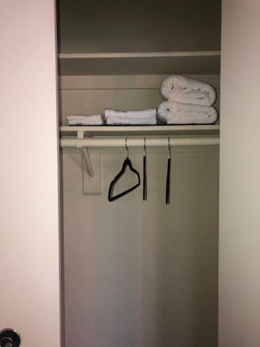 420 Friendly King Size Bed Room Near Town Center