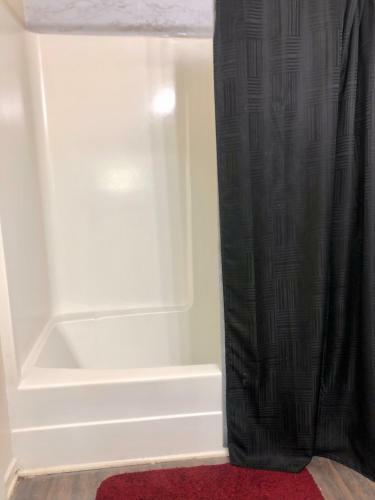 420 Friendly King Size Bed Room Near Town Center