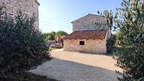 La Dolce Villa - With Heated Swimming Pool