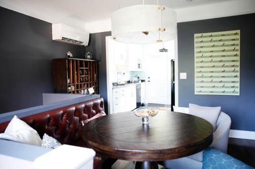Stylish Cherry Street Townhome With Outdoor Deck