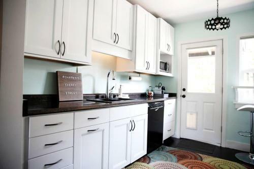 Stylish Cherry Street Townhome With Outdoor Deck