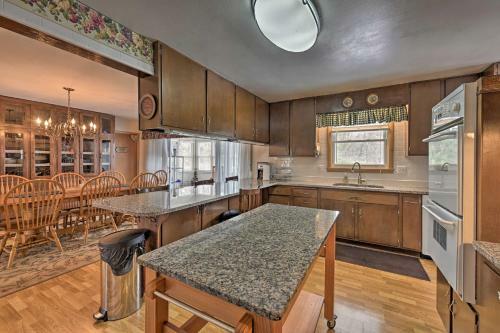 Charming Oakhill House - 2 Mi To Dtwn Dells