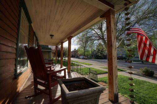 Cozy Downtown Dwelling