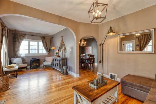 Cozy Downtown Dwelling