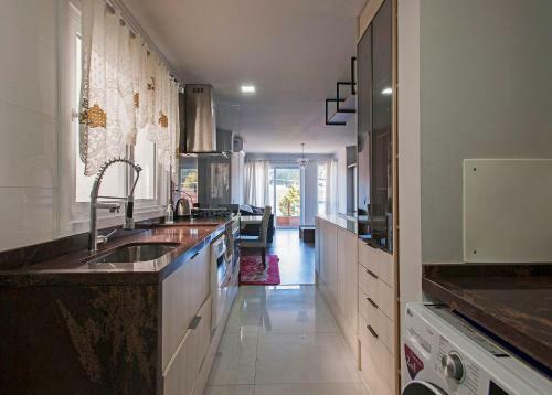 Amplo Apartamento Junto � Rua Coberta de Canela - Campos de Canella
