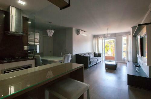 Amplo Apartamento Junto � Rua Coberta de Canela - Campos de Canella