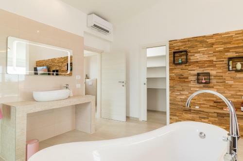 Villa Elena Deluxe Mit Whirlpool Und Pool Am Meer