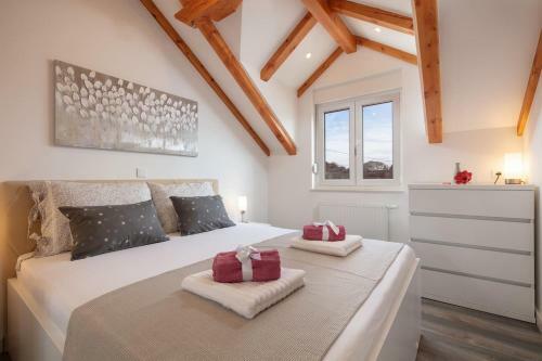 Villa Alinica Dvori / Pool / Serenity / Brand New