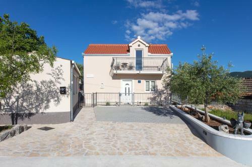 Villa Alinica Dvori / Pool / Serenity / Brand New