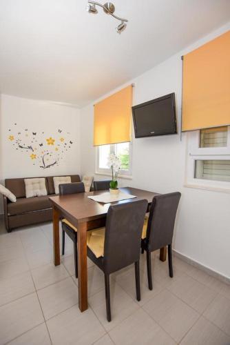Apartments With A Parking Space Mandre, Pag - 18273