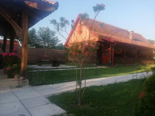 Hostal Pod Orehom Drvena Ku?a I Sauna