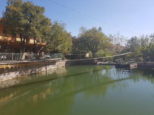 Hostal Amiran's Lake