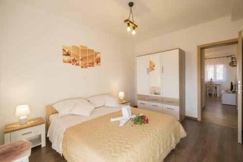 Little Bee Apartment