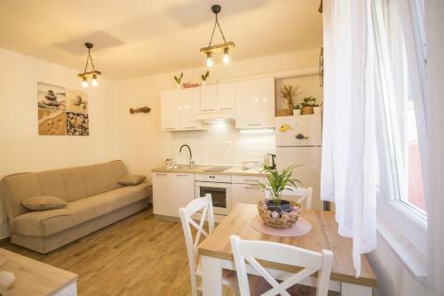 Little Bee Apartment