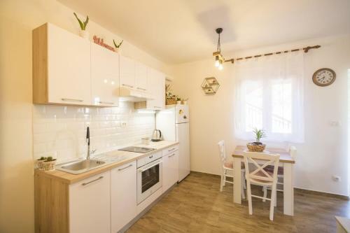 Little Bee Apartment