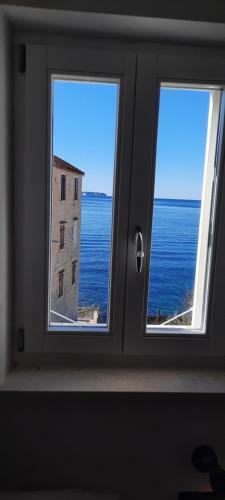 Hostal Apartmani Ceratonia Komiza