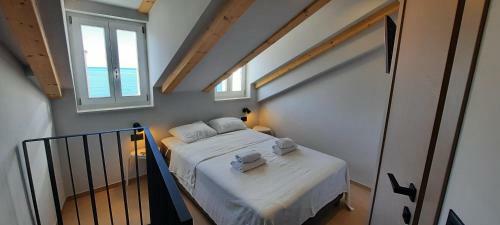 Hostal Apartmani Ceratonia Komiza