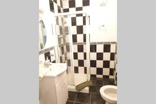 Salthill Seaside Apartment, Two Large Bedrooms.