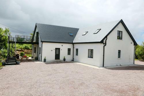 Luxury 6 Bedroom Spiddal Villa, Jacuzzi, Balcony