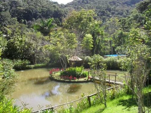 Sitio Com Lago E Piscina