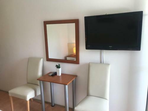 Hostal Spacious Bedroom For Two With Pool View - Pansion Hajduk