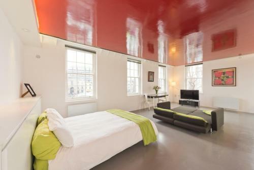 Central Designer Apartment With River Views