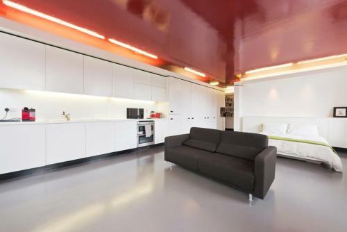 Central Designer Apartment With River Views