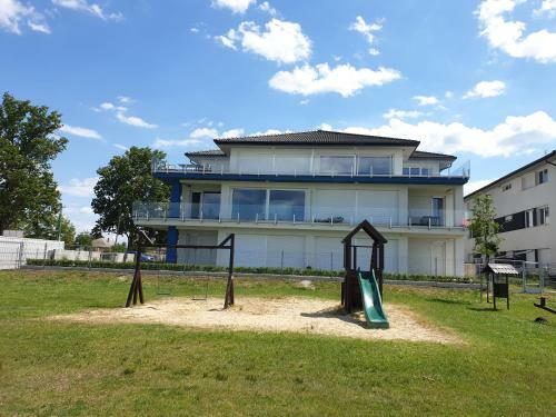Heaven's Gate Apartment Fony�d