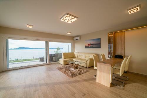 Heaven's Gate Apartment Fony�d