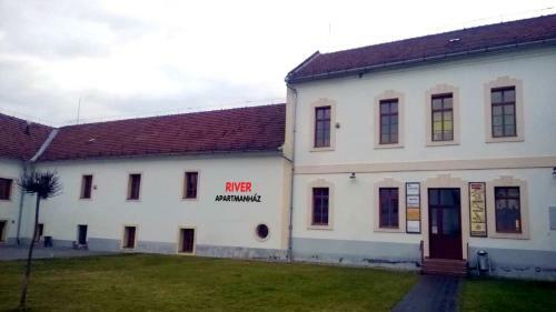 River Apartmanh�z