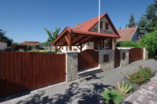 M�ty�s Apartmanh�z