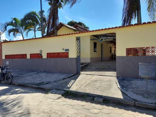 Casa de F�rias Amarela Em Prado