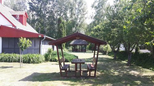 Tiszai V�ndor Apartmanh�z