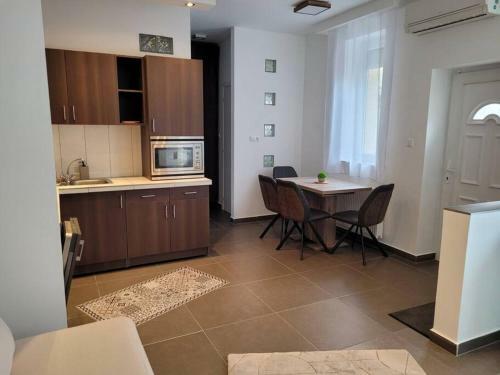 Lovely Apartment With Free Parking