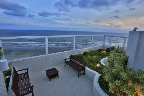 Apartamento 50 Metros Da Praia, Voltado Para O Nascente