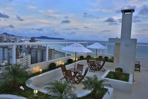 Apartamento 50 Metros Da Praia, Voltado Para O Nascente