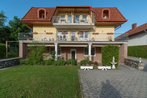 Lena Apartman