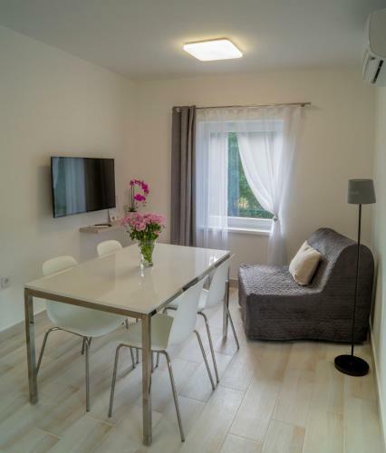 East Side Corner - Apartment