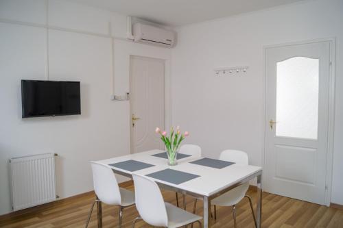 East Side Corner - Apartment 2