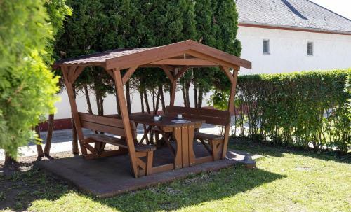 Compass Apartmanok I